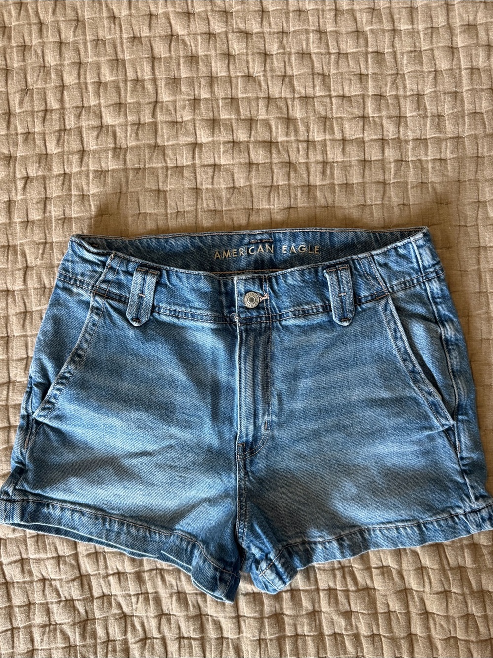 American Eagle Mom Short Light Wash Denim Shorts Size 8